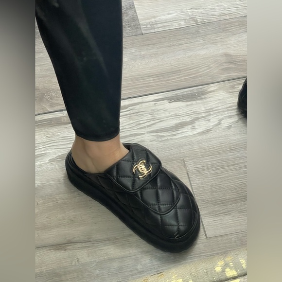 CHANEL turn lock mules - Picture 2 of 3